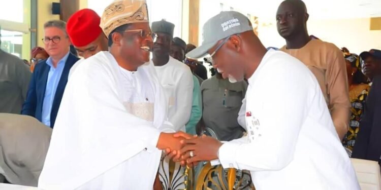 *Umahi  (l) exchanging pleasantries with Gov. Aiyedatiwa (r).