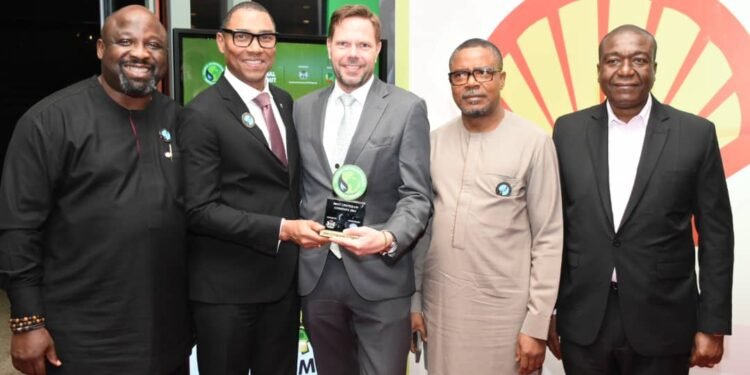 L-R: Business Opportunity Manager, Shell Nigeria Exploration and Production Company Limited (SNEPCo), Olaposi Fadahunsi; SNEPCo’s Managing Director, Ronald Adams; General Manager, Shell Energy Nigeria, Markus Hector, Managing Director, Shell Nigeria Gas, Ralph Gbobo and Shell’s Business Value Manager, Chidi Nkazi.. at the Gala Dinner and Award Night of the 2025 edition of the Nigeria International Energy Summit in Abuja… Tuesday