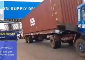 Truck Crashes Lekki Billboard, Causes Gridlock