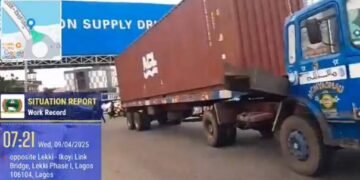 Truck Crashes Lekki Billboard, Causes Gridlock