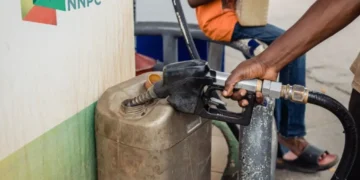 Nigerians Dump NNPCL Filling Stations over Petrol Price