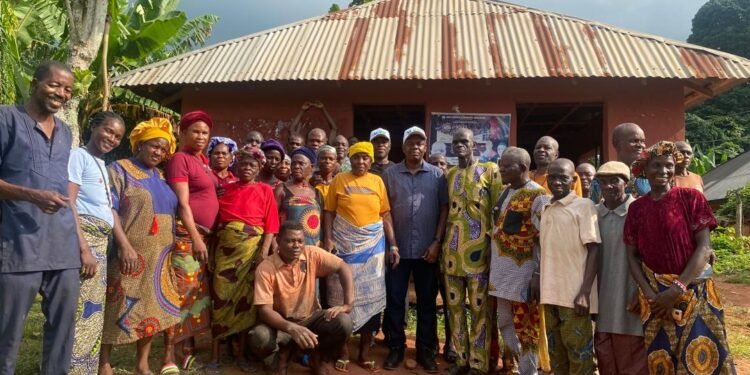 *Governor’s Special Adviser, Mr. Golden Ugbodu flanked by pineapple farmers