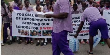 VDM, Schoolchildren Protest in Front of Wike’s House