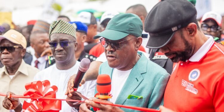 *L-R: Adams Oshiomhole, Edo North Senator; Governor Monday Okpebholo of Edo State, FCT Minister Nyesom Wike and Edo Assembly Speaker, Blessing Agbebaku during the commissioning of the ‘New Edo Line’ buses on Tuesday in Benin City
