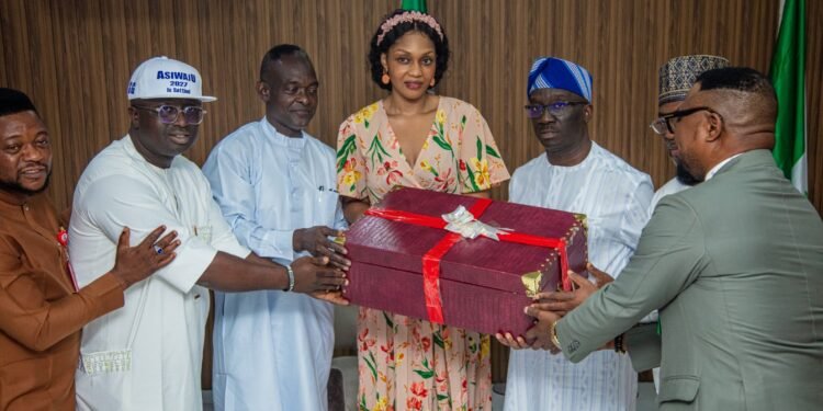 *Gov Monday Okpebholo (in blue cap) receiving the royal birthday present from representatives of Oba Ewuare ll (4th and 5th from right).