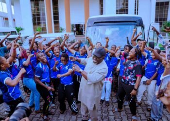 Oborevwori Donates 4 Buses to Warri Wolves, Delta Queens Football Clubs