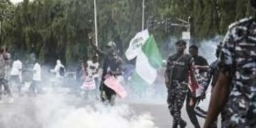 #FreeNnamdiKanuNow: Sowore, Others Flee as Security Operatives Fire Shots, Tear Gas