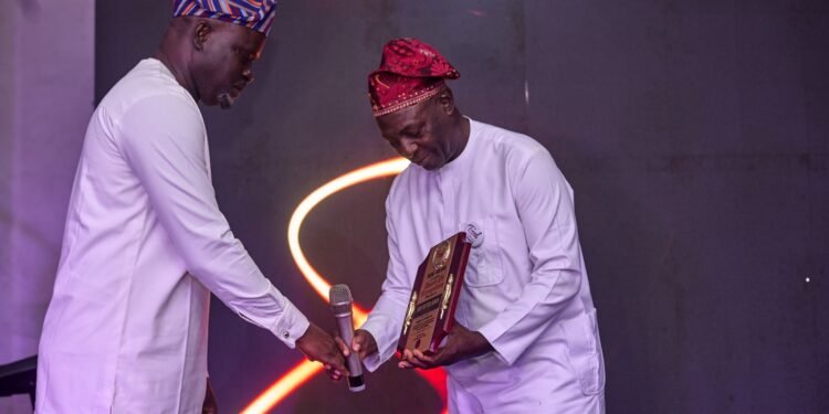 * Assistant Director of Information, Press Unit, Directorate of Government House and Protocol, Mr. Ivovi Aruoriwo (left), who represented the Chief Press Secretary to the Delta State Governor, Sir Festus Ahon, being presented with a Special Recognition Award of "Friend of the Press" by News Analyst of Trend 100.9fm, Mr. Patrick Okonkwo, during the 10th anniversary celebration of trend FM, in Asaba on Sunday.