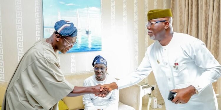 *Governor Monday Okpebholo (seated) watches as Gov Lucky Aiyedatiwa (r) and ex-Gov Gboyega Oyetola (l) exchange greetings