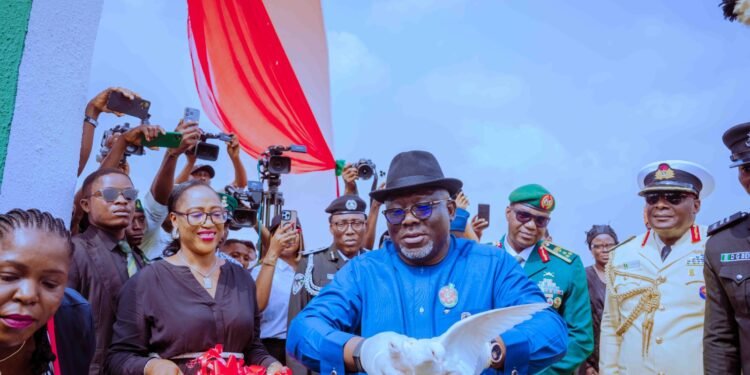 Delta State Governor, Rt. Hon. Sheriff Oborevwori (3rd right), performing the symbolic release of white pigeons during the grand finale of the 2026 Armed Forces celebration and remembrance day at the cenotaph on Thursday, while the State Commissioner of Police, CP Aina Adesola (4th right -back), Brigade Commander, 63 Brigade, Asaba, Brigadier-General Shonibare Abdulmoshood (2nd right) and Group Capt C. E. Abara of the Nigerian Navy (right), look on. PIX: SAMUEL JIBUNOR