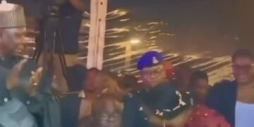 ‘She Felt Very Bad And Embarrassed’, Reactions as Gov Makinde ‘Rejects’ Wife’s Kiss at Public Event (Video)