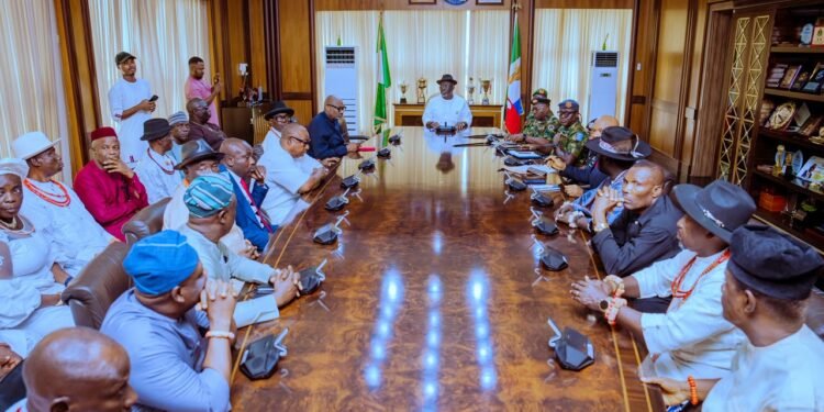 Delta State Governor, Rt. Hon. Sheriff Oborevwori (centre), flanked by security chiefs, engages ethnic leaders of the Itsekiri, Ijaw and Urhobo nationalities during a high-level peace and reconciliation meeting at Government House, Asaba, on Monday.
Photo: Bripin Enarusai