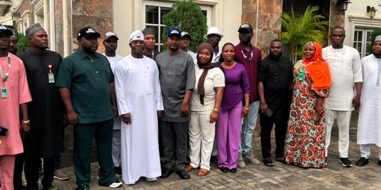 *Alhaji Yahaya Bello flanked by the NANS leaders