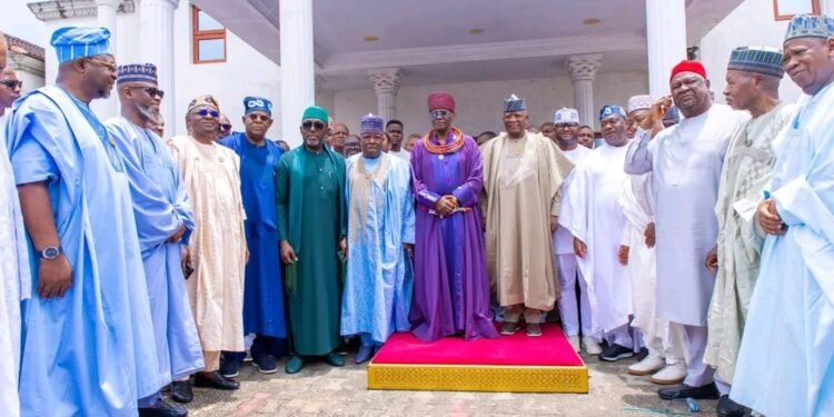 *The APC presidential campaign team in a group photograph with the Oba of Benin, HRM Oba Ewuare ll